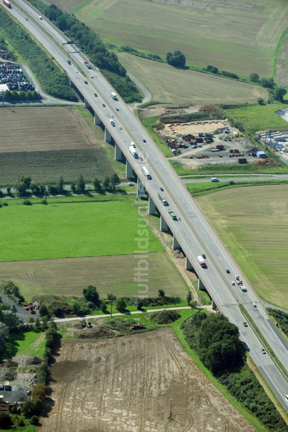 Langgöns aus der Vogelperspektive: Autobahn- Brückenbauwerk der BAB A45 in Langgöns im Bundesland Hessen, Deutschland