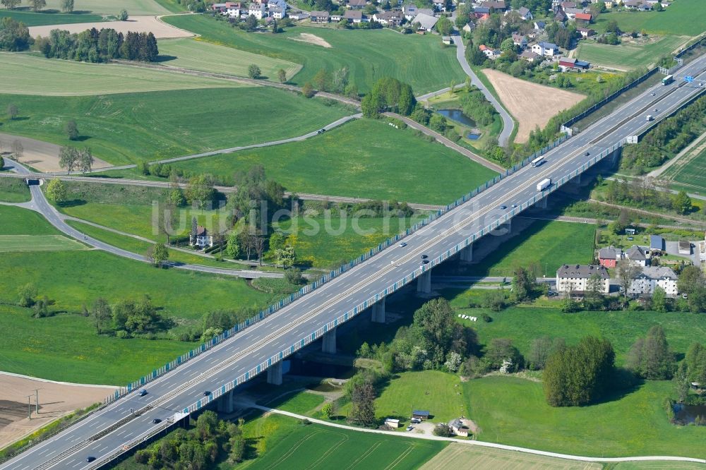 Münchberg von oben - Autobahn- Brückenbauwerk der BAB A9 in Münchberg im Bundesland Bayern, Deutschland