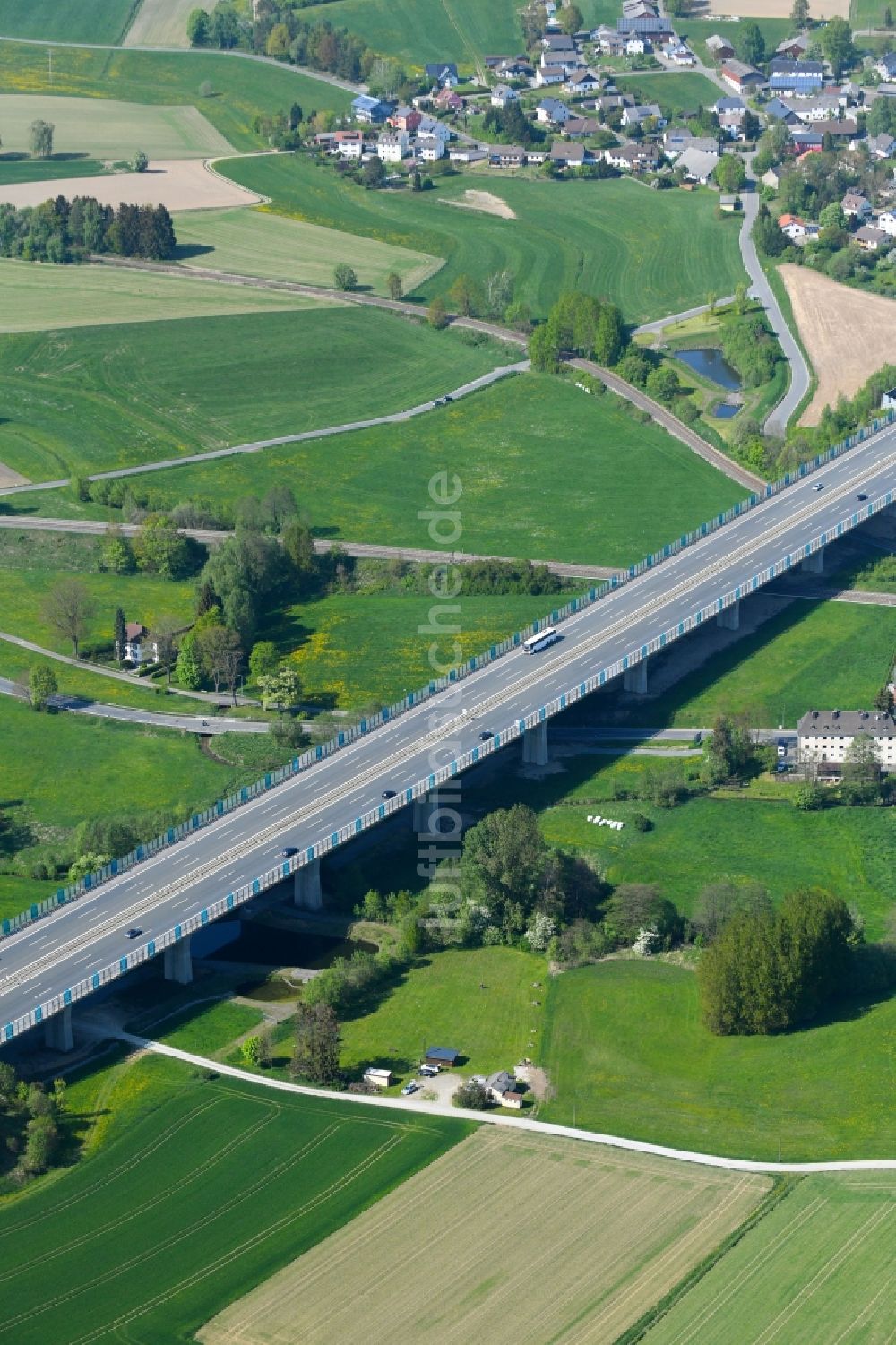 Münchberg aus der Vogelperspektive: Autobahn- Brückenbauwerk der BAB A9 in Münchberg im Bundesland Bayern, Deutschland