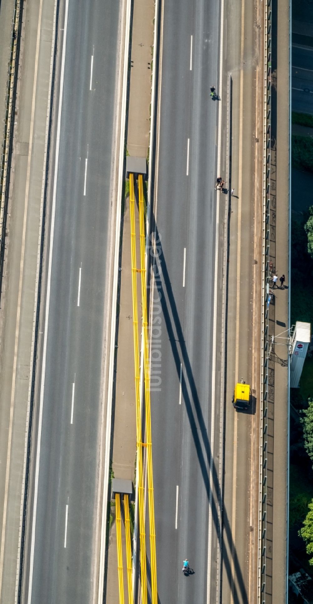 Duisburg von oben - Autobahn- Brückenbauwerk der BAB A40 im Ortsteil Neuenkamp in Duisburg im Bundesland Nordrhein-Westfalen, Deutschland