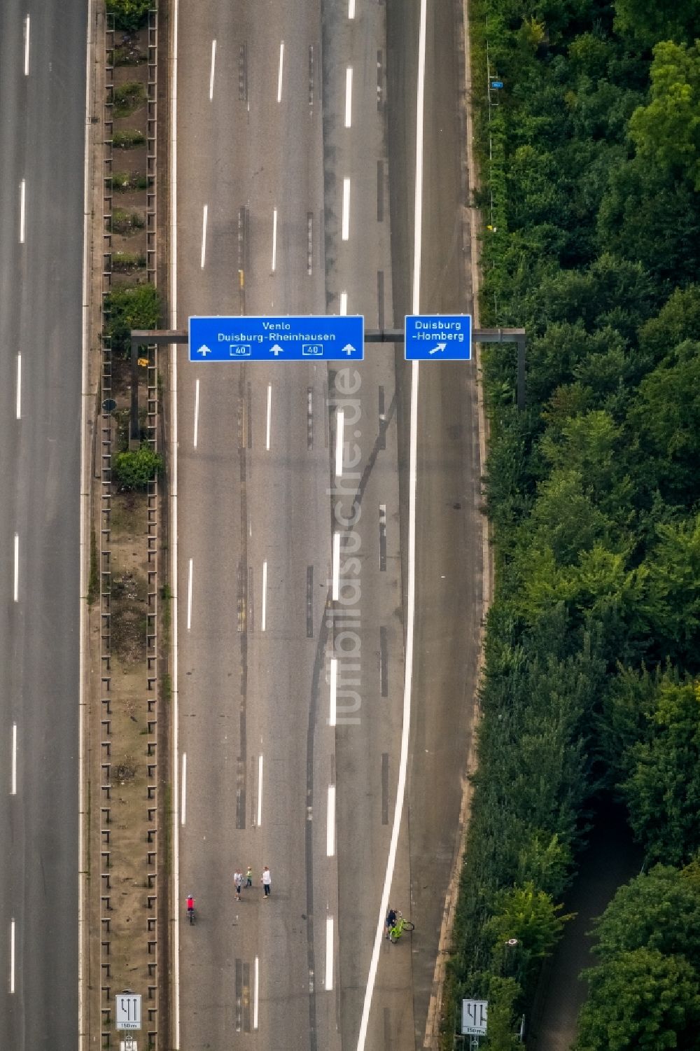 Duisburg aus der Vogelperspektive: Autobahn- Brückenbauwerk der BAB A40 im Ortsteil Neuenkamp in Duisburg im Bundesland Nordrhein-Westfalen, Deutschland