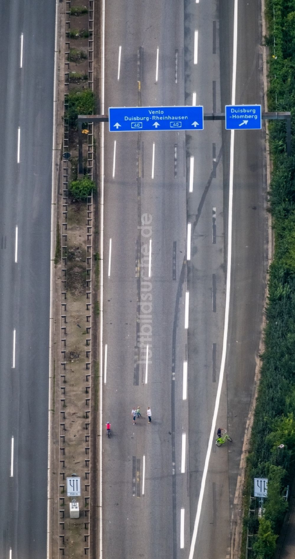 Luftbild Duisburg - Autobahn- Brückenbauwerk der BAB A40 im Ortsteil Neuenkamp in Duisburg im Bundesland Nordrhein-Westfalen, Deutschland