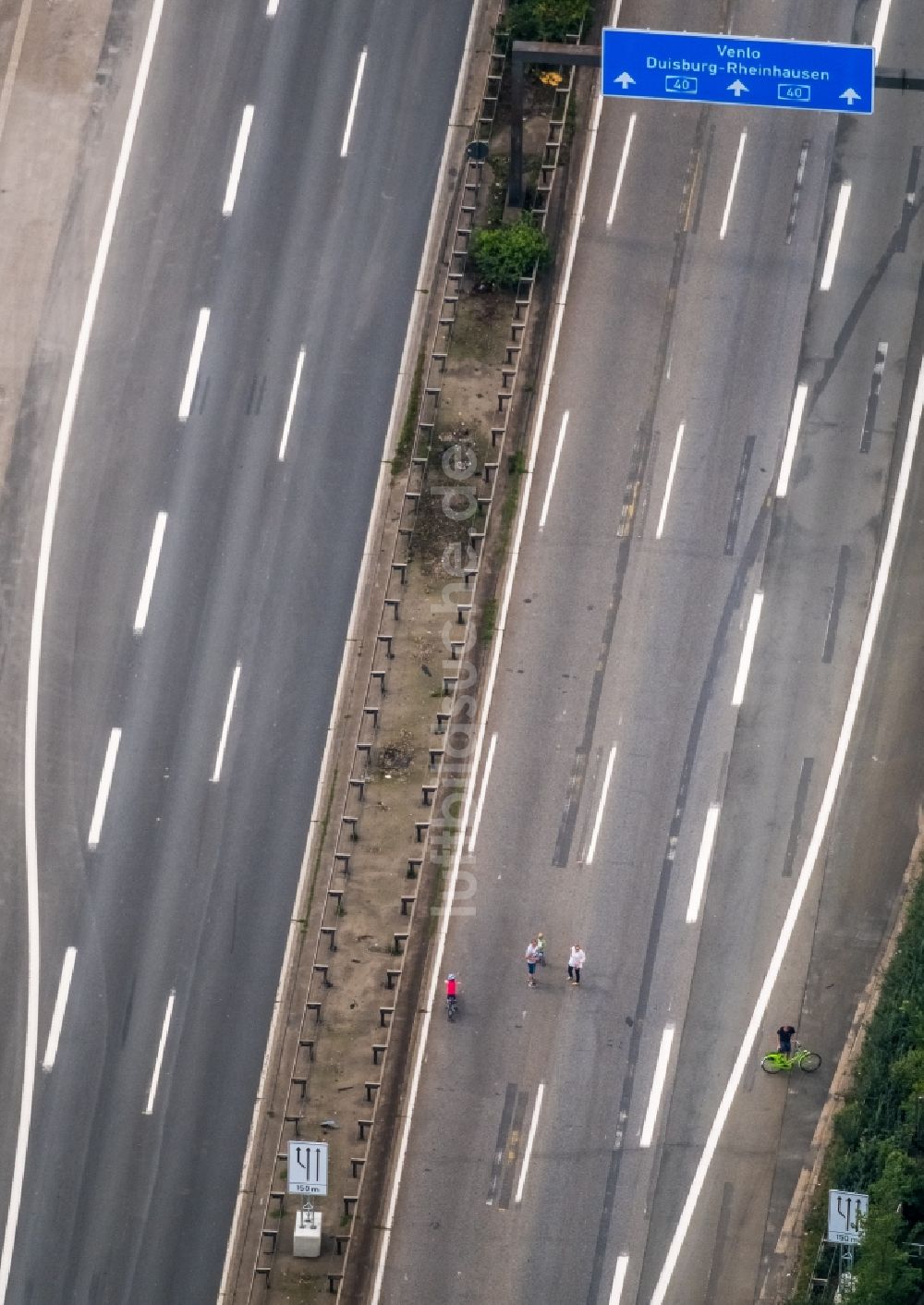 Luftaufnahme Duisburg - Autobahn- Brückenbauwerk der BAB A40 im Ortsteil Neuenkamp in Duisburg im Bundesland Nordrhein-Westfalen, Deutschland