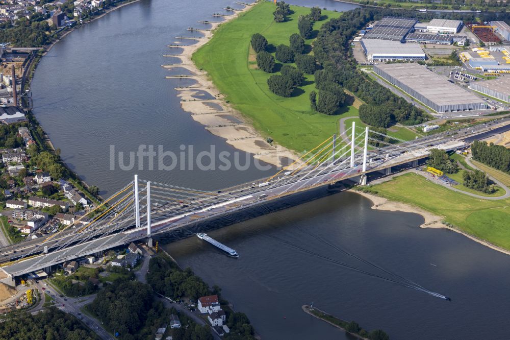 Luftbild Duisburg - Autobahn- Brückenbauwerk der BAB A40 im Ortsteil Neuenkamp in Duisburg im Bundesland Nordrhein-Westfalen, Deutschland