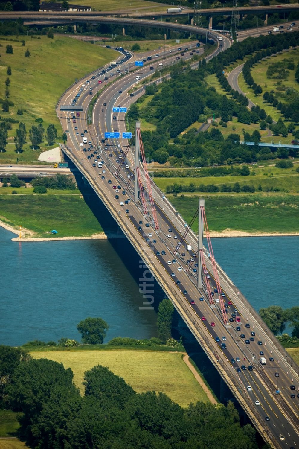 Leverkusen aus der Vogelperspektive: Autobahn- Brückenbauwerk der BAB A1 und Pylonen der Rheinquerung in Leverkusen im Bundesland Nordrhein-Westfalen