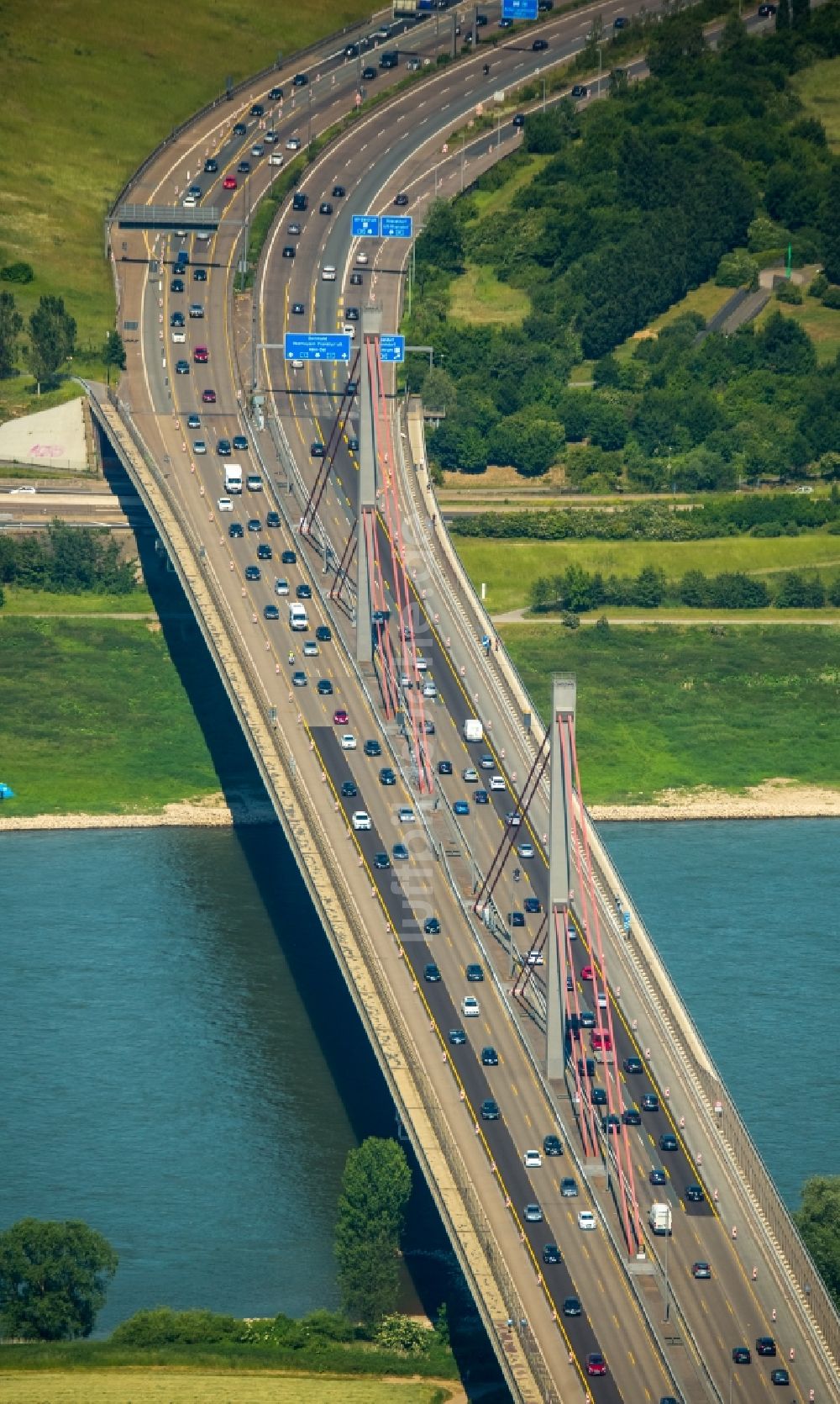 Luftaufnahme Leverkusen - Autobahn- Brückenbauwerk der BAB A1 und Pylonen der Rheinquerung in Leverkusen im Bundesland Nordrhein-Westfalen