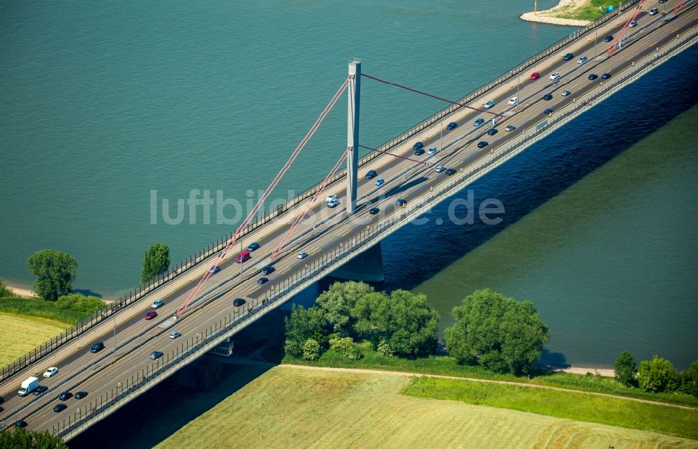 Leverkusen aus der Vogelperspektive: Autobahn- Brückenbauwerk der BAB A1 und Pylonen der Rheinquerung in Leverkusen im Bundesland Nordrhein-Westfalen