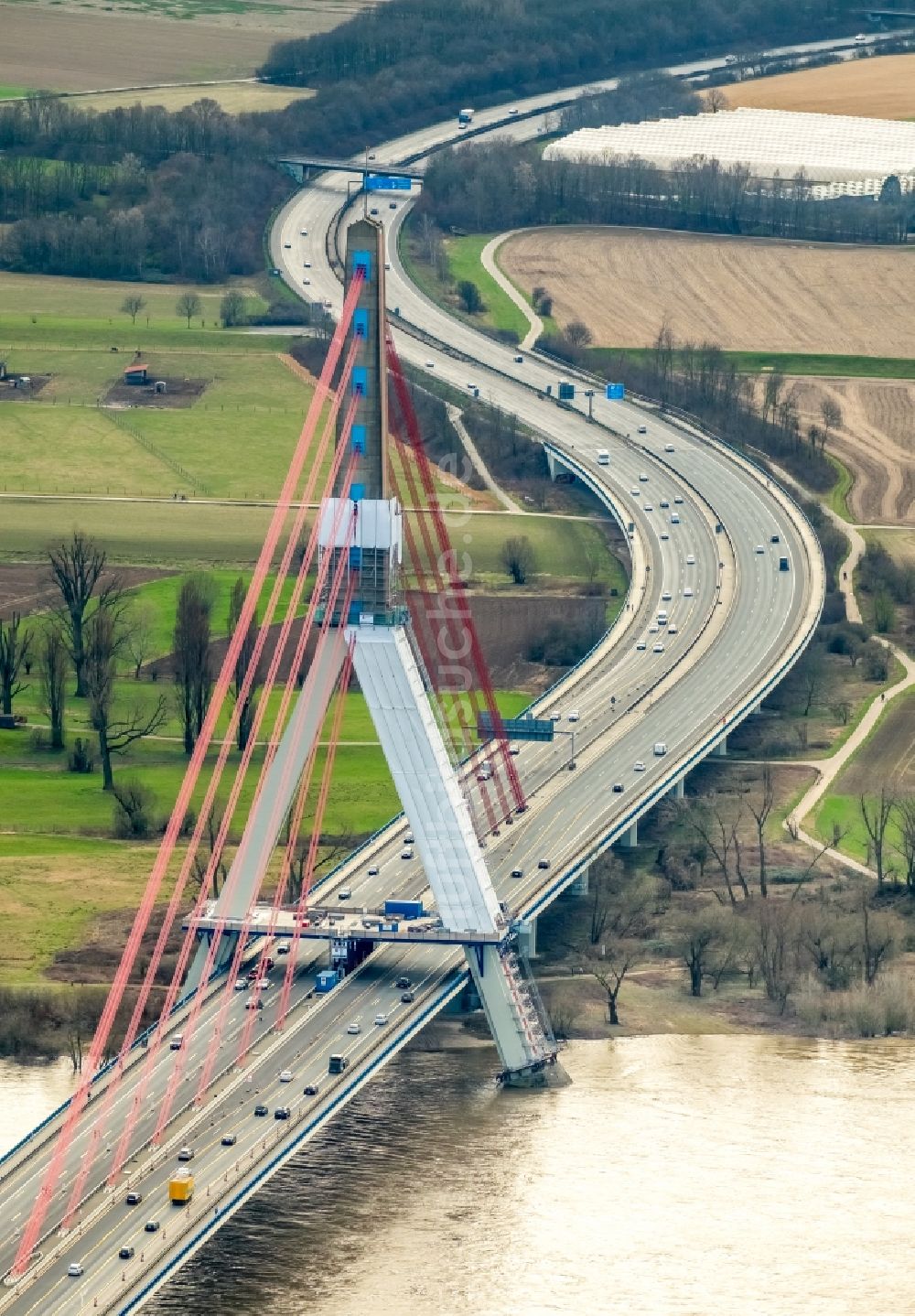 Düsseldorf von oben - Autobahn- Brückenbauwerk der BAB A46 - Rheinbrücke in Düsseldorf im Bundesland Nordrhein-Westfalen