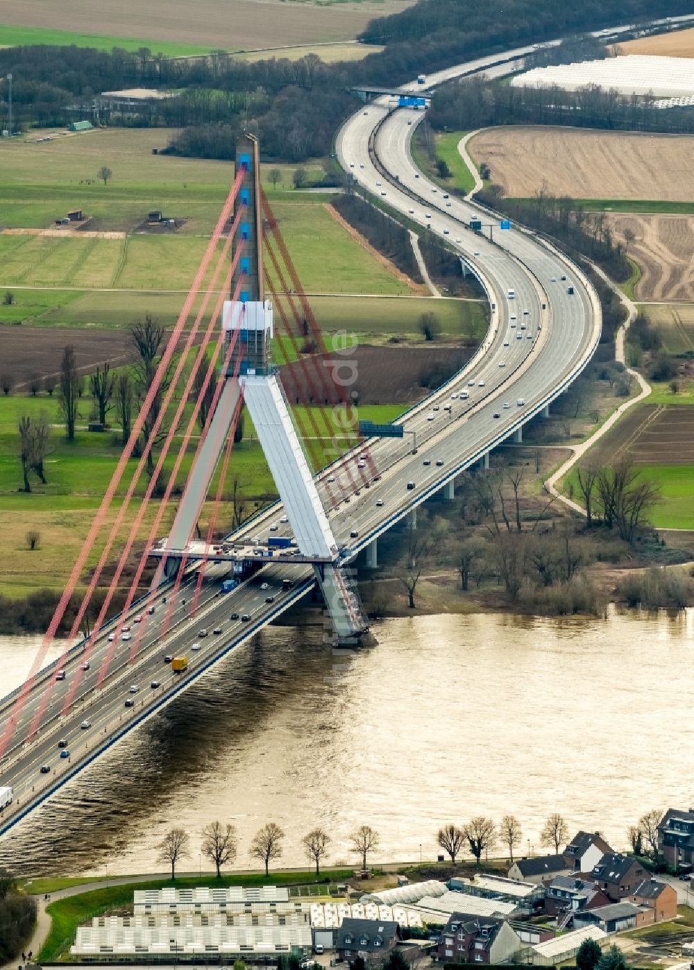 Düsseldorf aus der Vogelperspektive: Autobahn- Brückenbauwerk der BAB A46 - Rheinbrücke in Düsseldorf im Bundesland Nordrhein-Westfalen