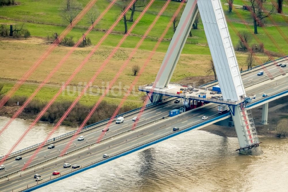 Düsseldorf von oben - Autobahn- Brückenbauwerk der BAB A46 - Rheinbrücke in Düsseldorf im Bundesland Nordrhein-Westfalen