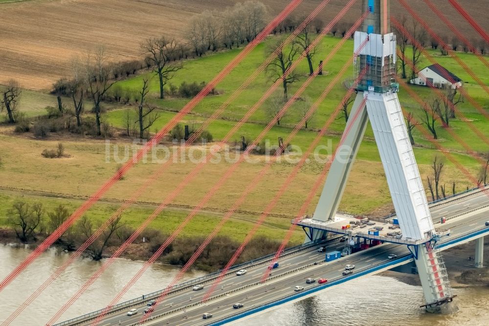 Luftbild Düsseldorf - Autobahn- Brückenbauwerk der BAB A46 - Rheinbrücke in Düsseldorf im Bundesland Nordrhein-Westfalen