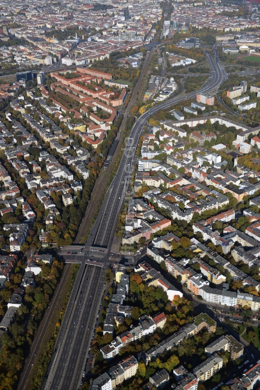 Berlin von oben - Autobahn- Brückenbauwerk der BAB A103 an der Saarstraße in Berlin