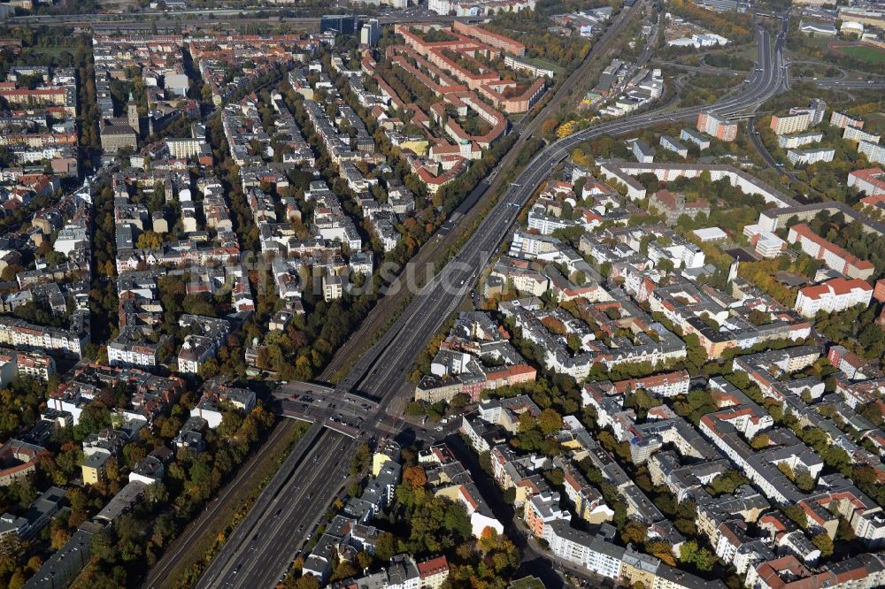 Berlin aus der Vogelperspektive: Autobahn- Brückenbauwerk der BAB A103 an der Saarstraße in Berlin