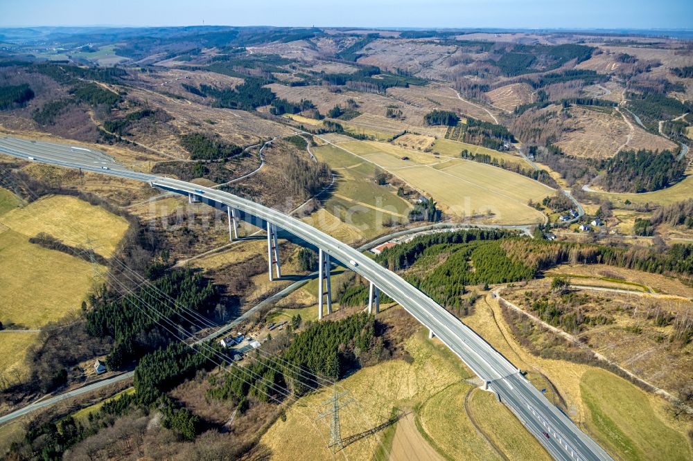 Nuttlar aus der Vogelperspektive: Autobahn- Brückenbauwerk der BAB A 46 Talbrücke Nuttlar in Nuttlar im Bundesland Nordrhein-Westfalen, Deutschland