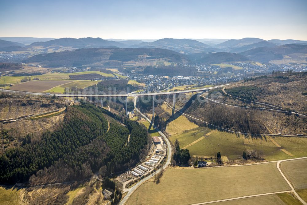 Nuttlar aus der Vogelperspektive: Autobahn- Brückenbauwerk der BAB A 46 Talbrücke Nuttlar in Nuttlar im Bundesland Nordrhein-Westfalen, Deutschland