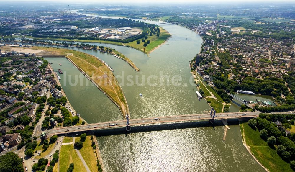 Duisburg aus der Vogelperspektive: Autobahn- Brückenbauwerk der BAB A40 am Ufer des Rhein in Duisburg im Bundesland Nordrhein-Westfalen