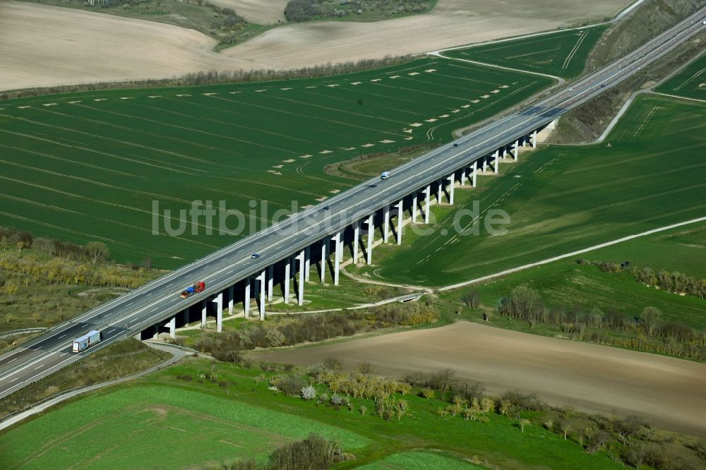 Alberstedt aus der Vogelperspektive: Autobahn- Brückenbauwerk der BAB A38 - Weidatalbrücke in Alberstedt im Bundesland Sachsen-Anhalt, Deutschland