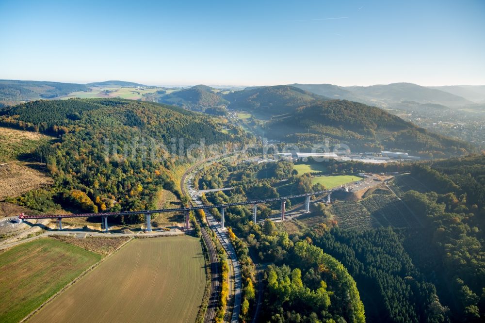 Bestwig von oben - Autobahn- Brückenbauwerk über die Bundesstraße B7 in Bestwig im Bundesland Nordrhein-Westfalen