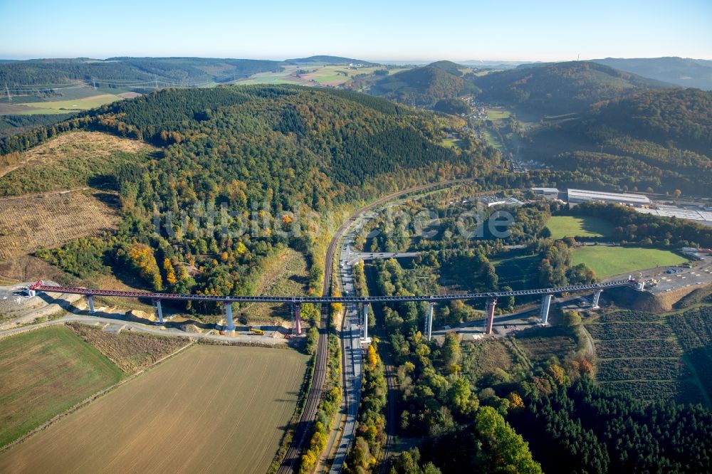 Bestwig aus der Vogelperspektive: Autobahn- Brückenbauwerk über die Bundesstraße B7 in Bestwig im Bundesland Nordrhein-Westfalen