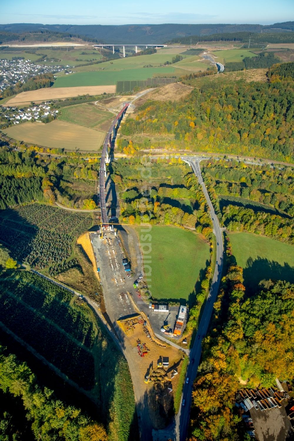 Luftbild Bestwig - Autobahn- Brückenbauwerk über die Bundesstraße B7 in Bestwig im Bundesland Nordrhein-Westfalen