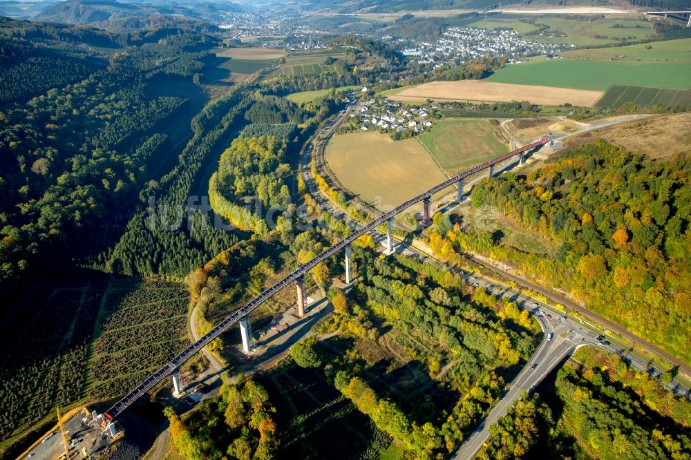 Luftaufnahme Bestwig - Autobahn- Brückenbauwerk über die Bundesstraße B7 in Bestwig im Bundesland Nordrhein-Westfalen