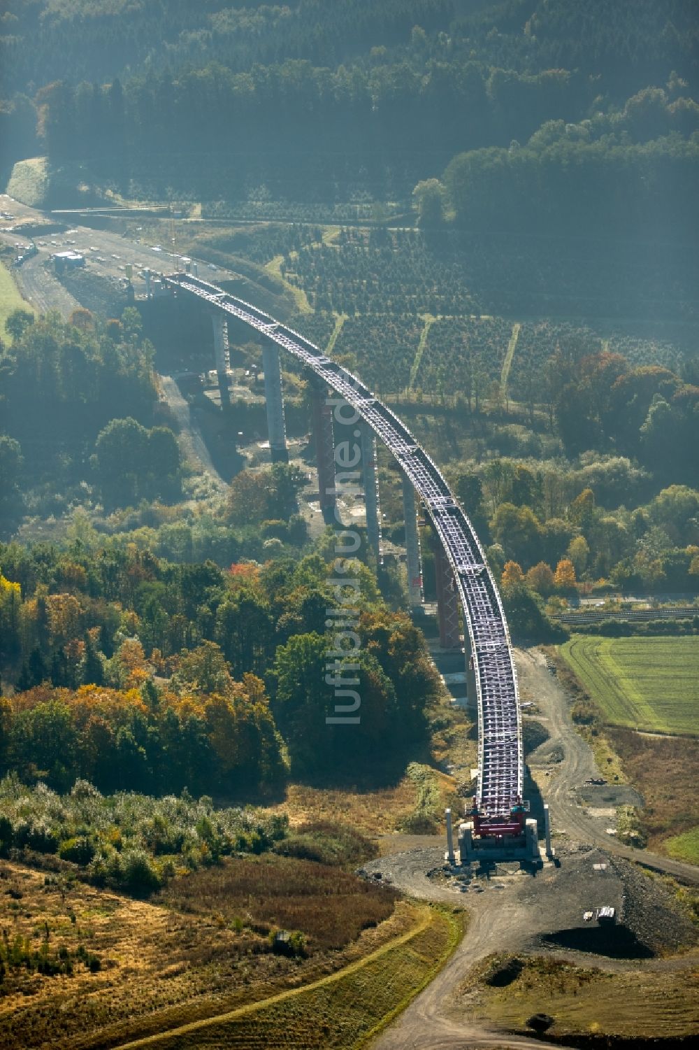 Bestwig von oben - Autobahn- Brückenbauwerk über die Bundesstraße B7 in Bestwig im Bundesland Nordrhein-Westfalen