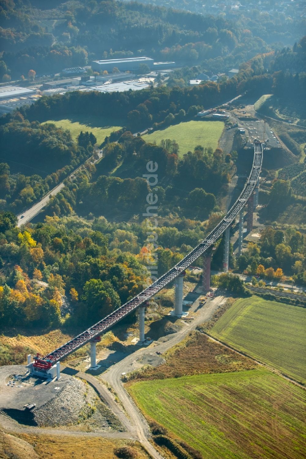 Bestwig aus der Vogelperspektive: Autobahn- Brückenbauwerk über die Bundesstraße B7 in Bestwig im Bundesland Nordrhein-Westfalen