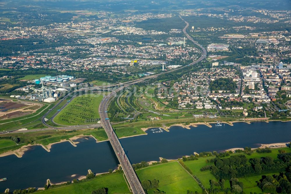 Leverkusen von oben - Autobahn- Brückenbauwerk über dem Fluss Rhein der BAB A1 im Westen von Leverkusen im Bundesland Nordrhein-Westfalen