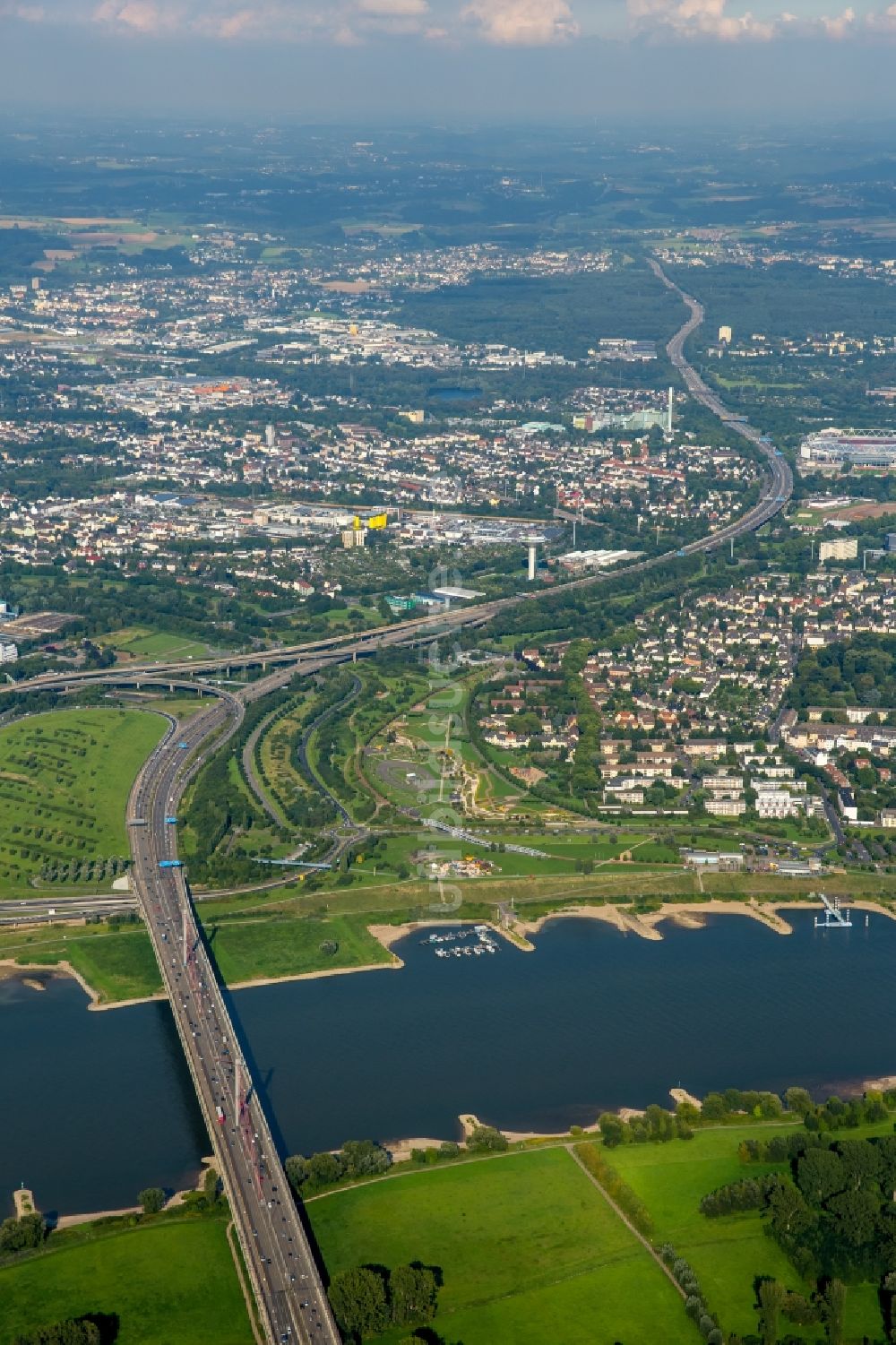 Leverkusen aus der Vogelperspektive: Autobahn- Brückenbauwerk über dem Fluss Rhein der BAB A1 im Westen von Leverkusen im Bundesland Nordrhein-Westfalen