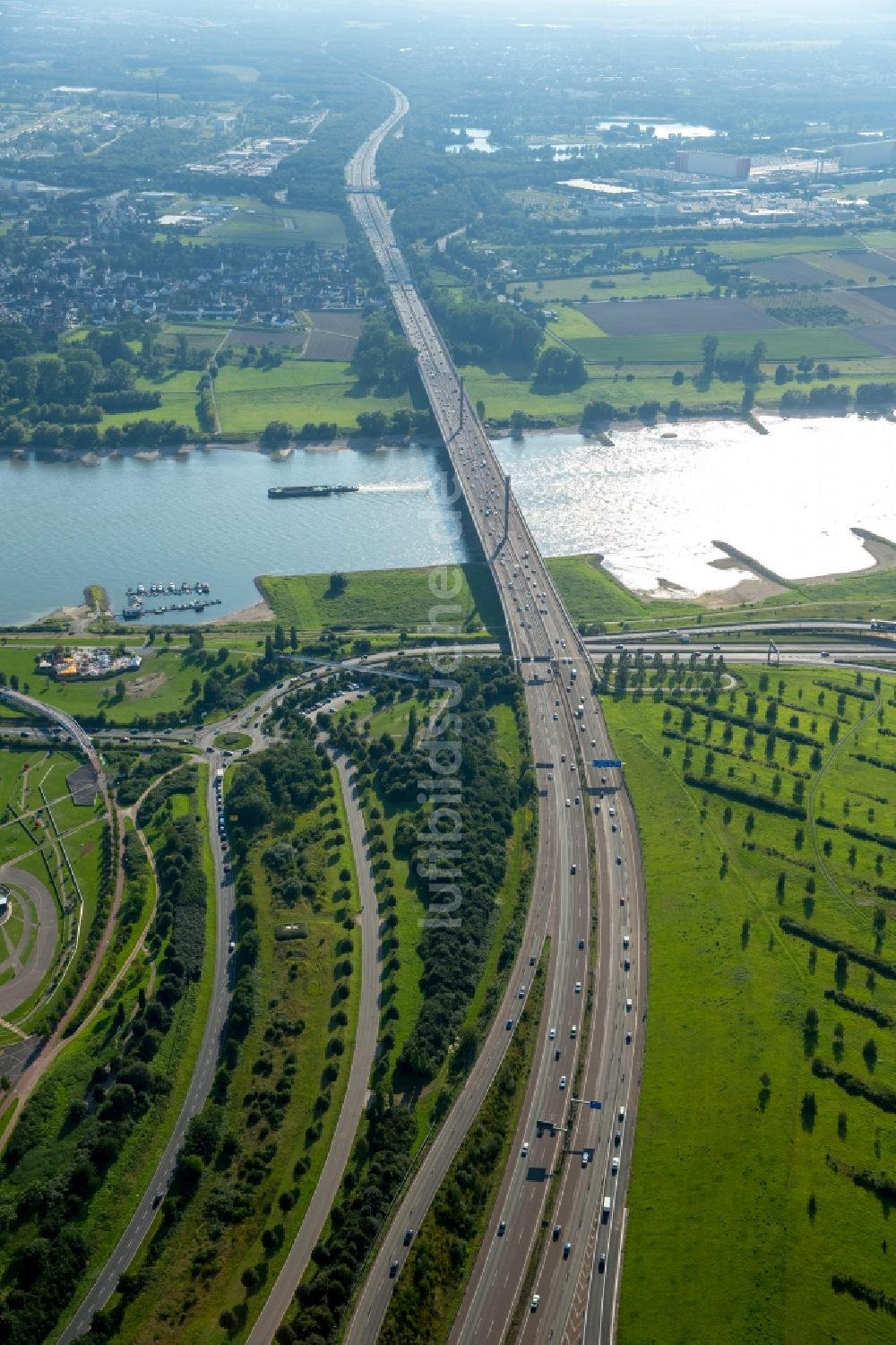 Leverkusen von oben - Autobahn- Brückenbauwerk über dem Fluss Rhein der BAB A1 im Westen von Leverkusen im Bundesland Nordrhein-Westfalen