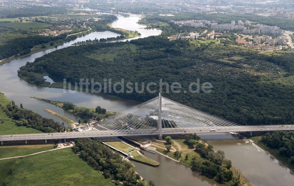 Wroclaw Breslau von oben - Autobahn- Brückenbauwerk der A8 über den Uferverlauf der Oder in Wroclaw Breslau in Niederschlesien, Polen