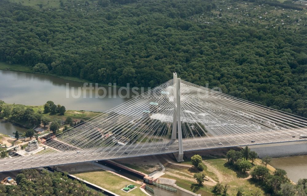 Wroclaw Breslau aus der Vogelperspektive: Autobahn- Brückenbauwerk der A8 über den Uferverlauf der Oder in Wroclaw Breslau in Niederschlesien, Polen