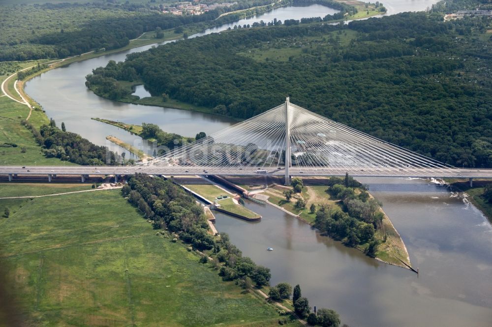 Luftbild Wroclaw Breslau - Autobahn- Brückenbauwerk der A8 über den Uferverlauf der Oder in Wroclaw Breslau in Niederschlesien, Polen