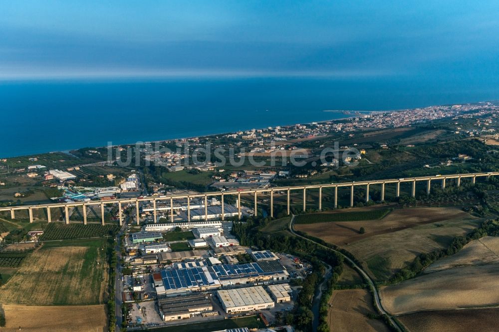 Giulianova von oben - Autobahn- Brückenbauwerk der A14 in Giulianova in Italien