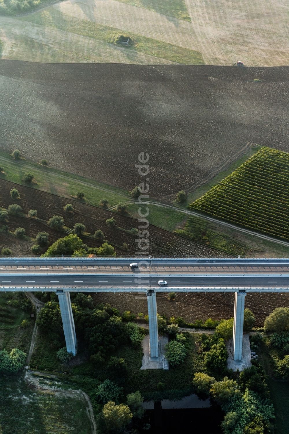 Giulianova aus der Vogelperspektive: Autobahn- Brückenbauwerk der A14 in Giulianova in Italien