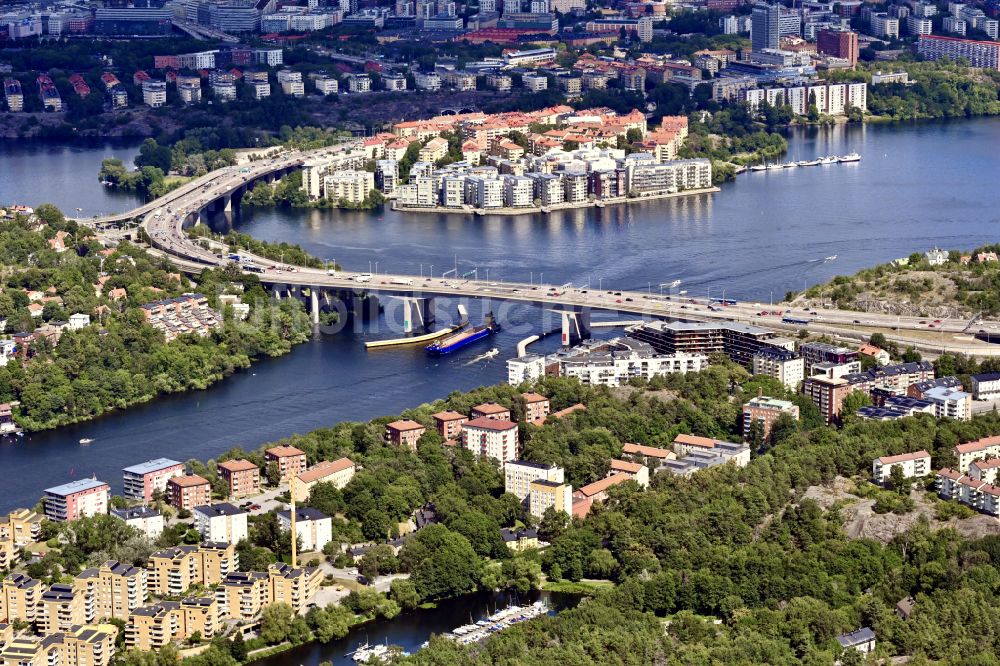 Luftaufnahme Stockholm - Autobahn- Brückenbauwerk Gröndalsbron in Stockholm in Stockholms län, Schweden