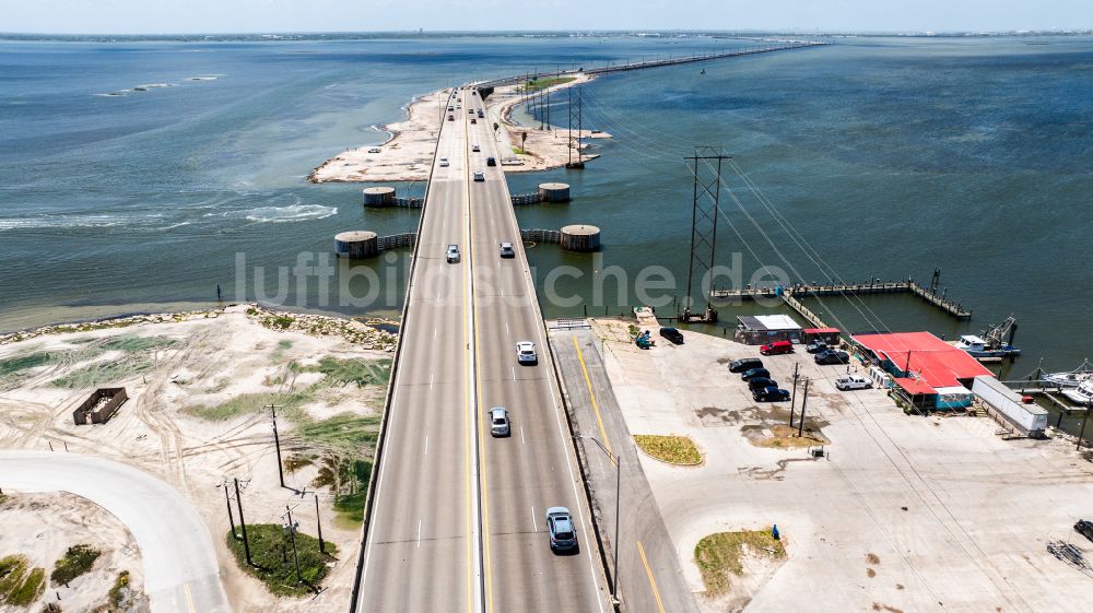 Corpus Christi von oben - Autobahn- Brückenbauwerk des John F Kennedy Memorial Causeway in Corpus Christi in Texas, USA