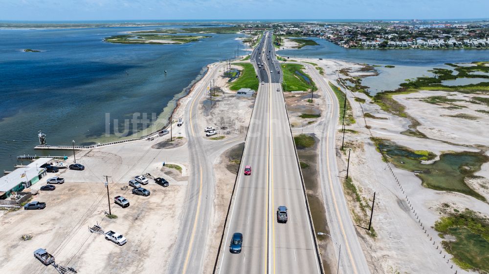 Corpus Christi aus der Vogelperspektive: Autobahn- Brückenbauwerk des John F Kennedy Memorial Causeway in Corpus Christi in Texas, USA