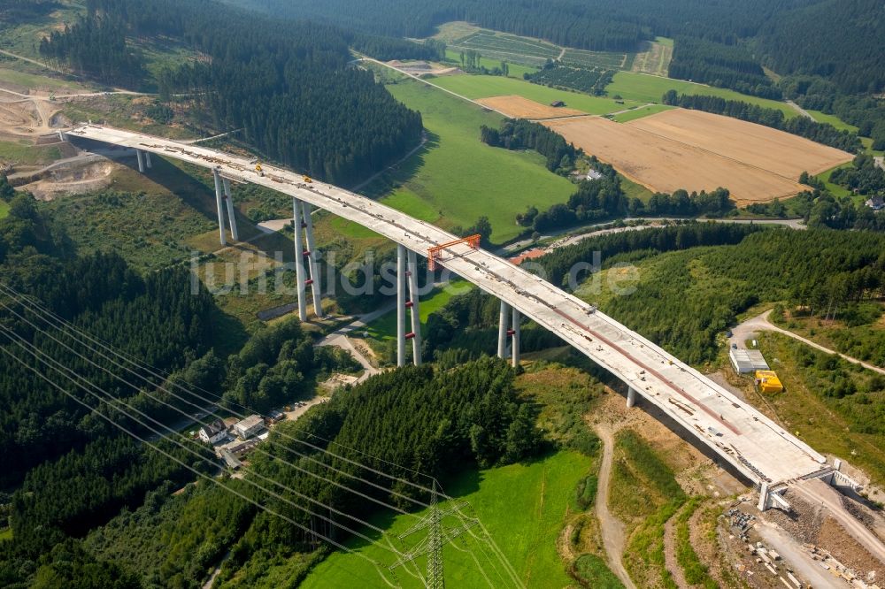 Warstein von oben - Autobahn- Brückenbauwerk Neubau der BAB A46 in Bestwig im Bundesland Nordrhein-Westfalen