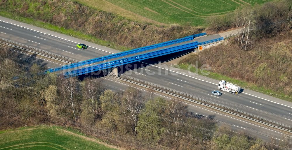 Dortmund aus der Vogelperspektive: Autobahn- Brückenbauwerk Rheinischer Esel über der BAB A45 im Ortsteil Kruckel in Dortmund im Bundesland Nordrhein-Westfalen, Deutschland