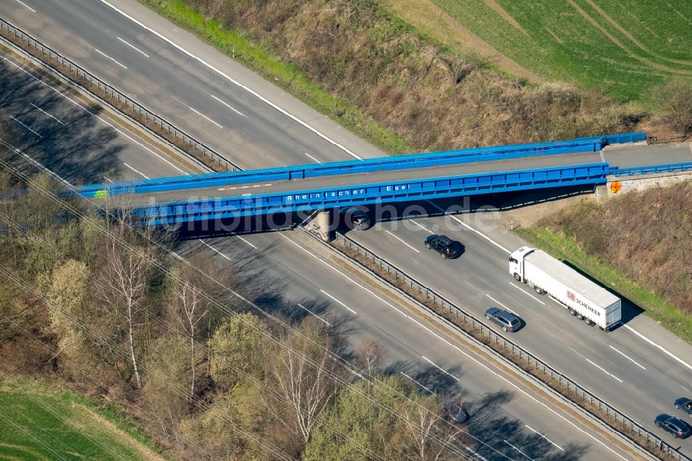 Luftaufnahme Dortmund - Autobahn- Brückenbauwerk Rheinischer Esel über der BAB A45 im Ortsteil Kruckel in Dortmund im Bundesland Nordrhein-Westfalen, Deutschland