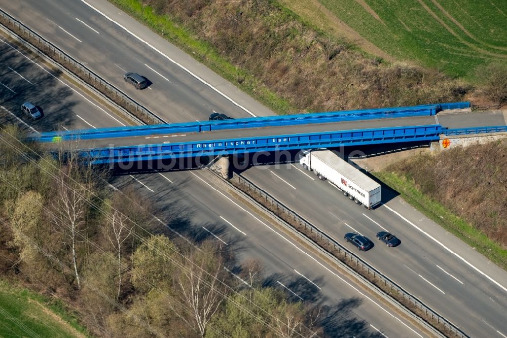 Dortmund von oben - Autobahn- Brückenbauwerk Rheinischer Esel über der BAB A45 im Ortsteil Kruckel in Dortmund im Bundesland Nordrhein-Westfalen, Deutschland