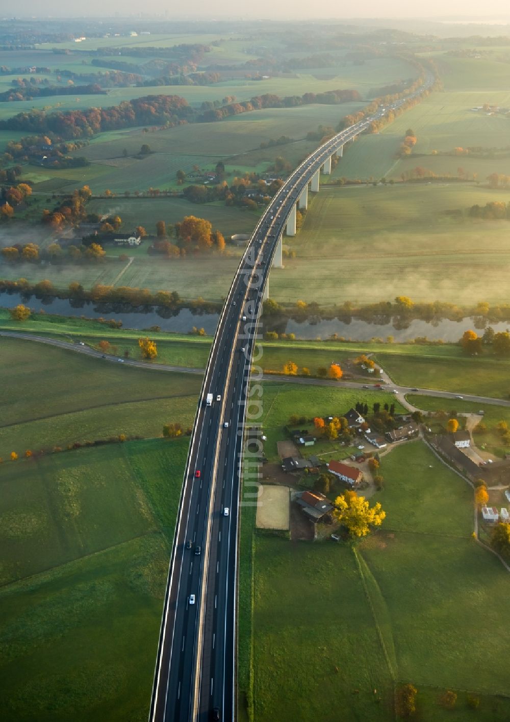 Mülheim an der Ruhr aus der Vogelperspektive: Autobahn- Brückenbauwerk Ruhrtalbrücke der BAB A 52 in Mülheim an der Ruhr im Bundesland Nordrhein-Westfalen