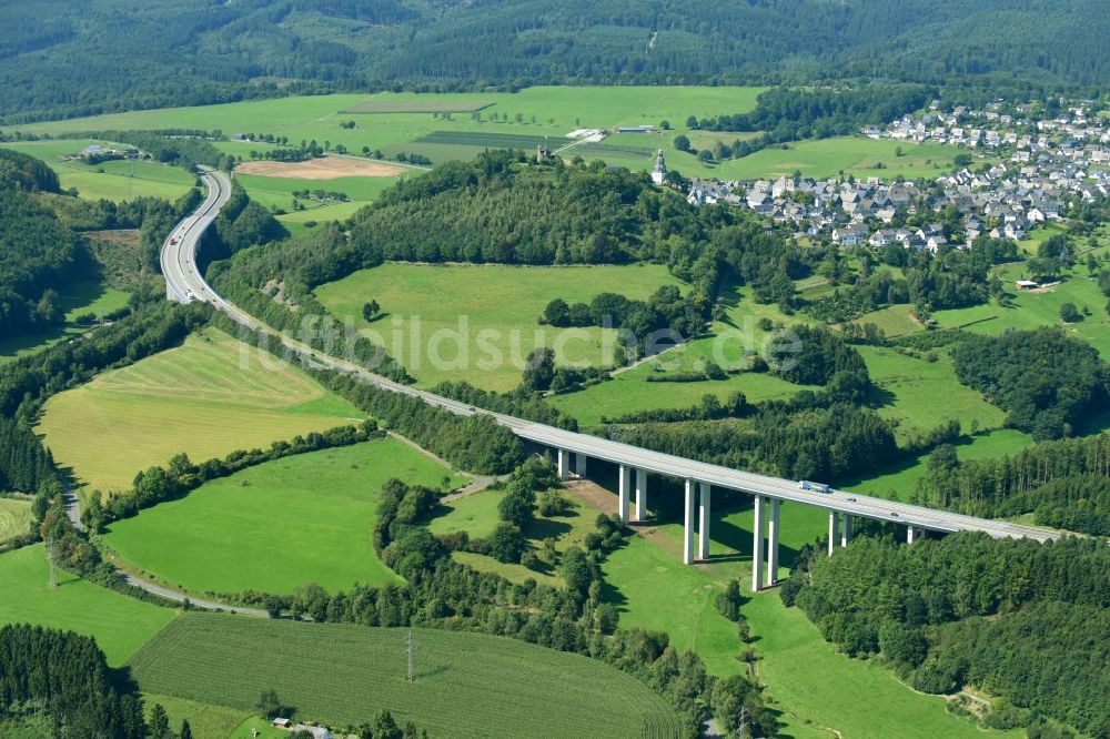 Meschede von oben - Autobahn- Brückenviadukt der BAB A46 bei Enste in Meschede im Bundesland Nordrhein-Westfalen