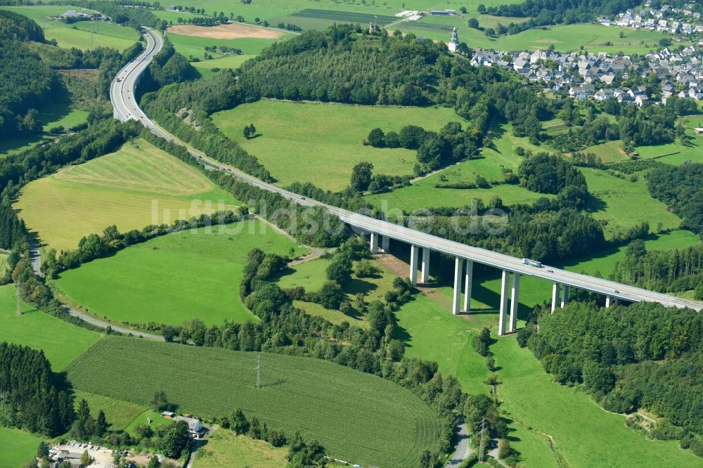 Meschede aus der Vogelperspektive: Autobahn- Brückenviadukt der BAB A46 bei Enste in Meschede im Bundesland Nordrhein-Westfalen