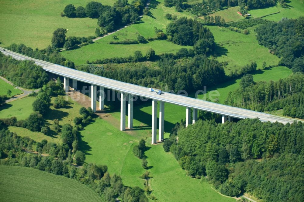 Luftbild Meschede - Autobahn- Brückenviadukt der BAB A46 bei Enste in Meschede im Bundesland Nordrhein-Westfalen