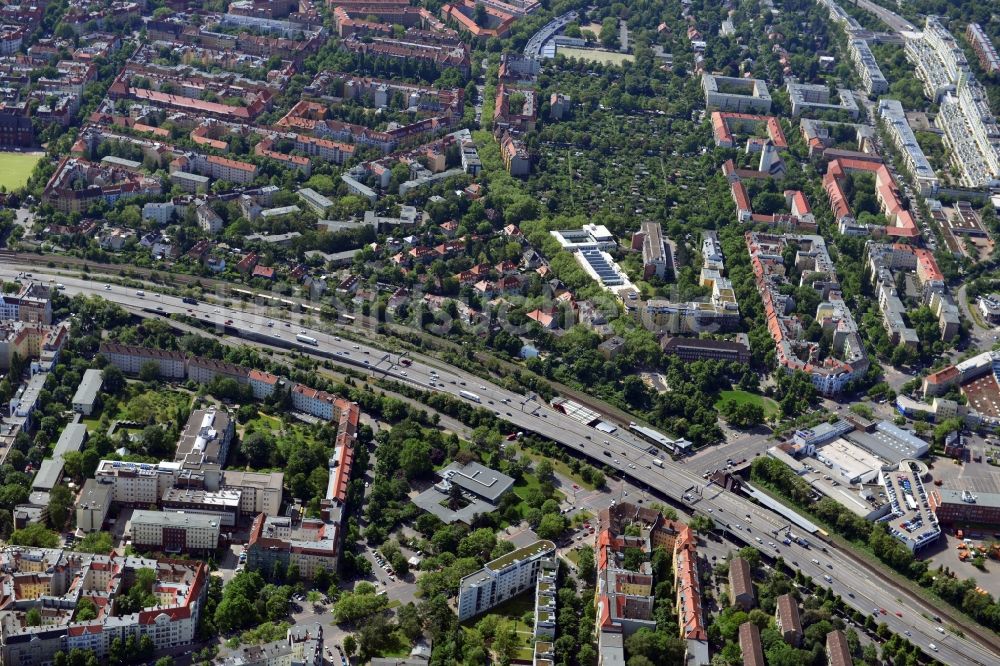 Luftbild Berlin - Autobahn A100 auf der Höhe des Heidelberger Platz im Stadtteil Charlottenburg-Wilmersdorf von Berlin