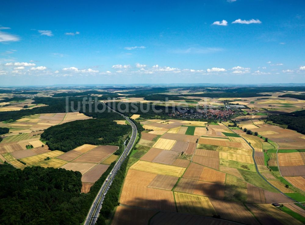 Helmstadt von oben - Autobahn A3 und Landschaft bei Helmstadt im Bundesland Bayern