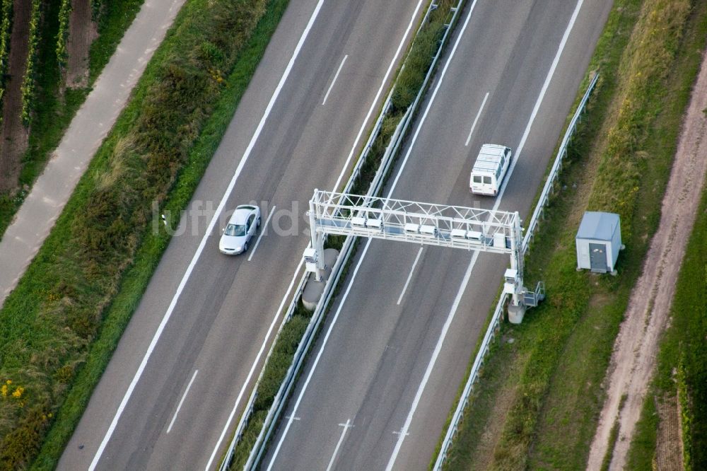 Edesheim von oben - Autobahn- Mautbrücke an der A65 in Edesheim im Bundesland Rheinland-Pfalz