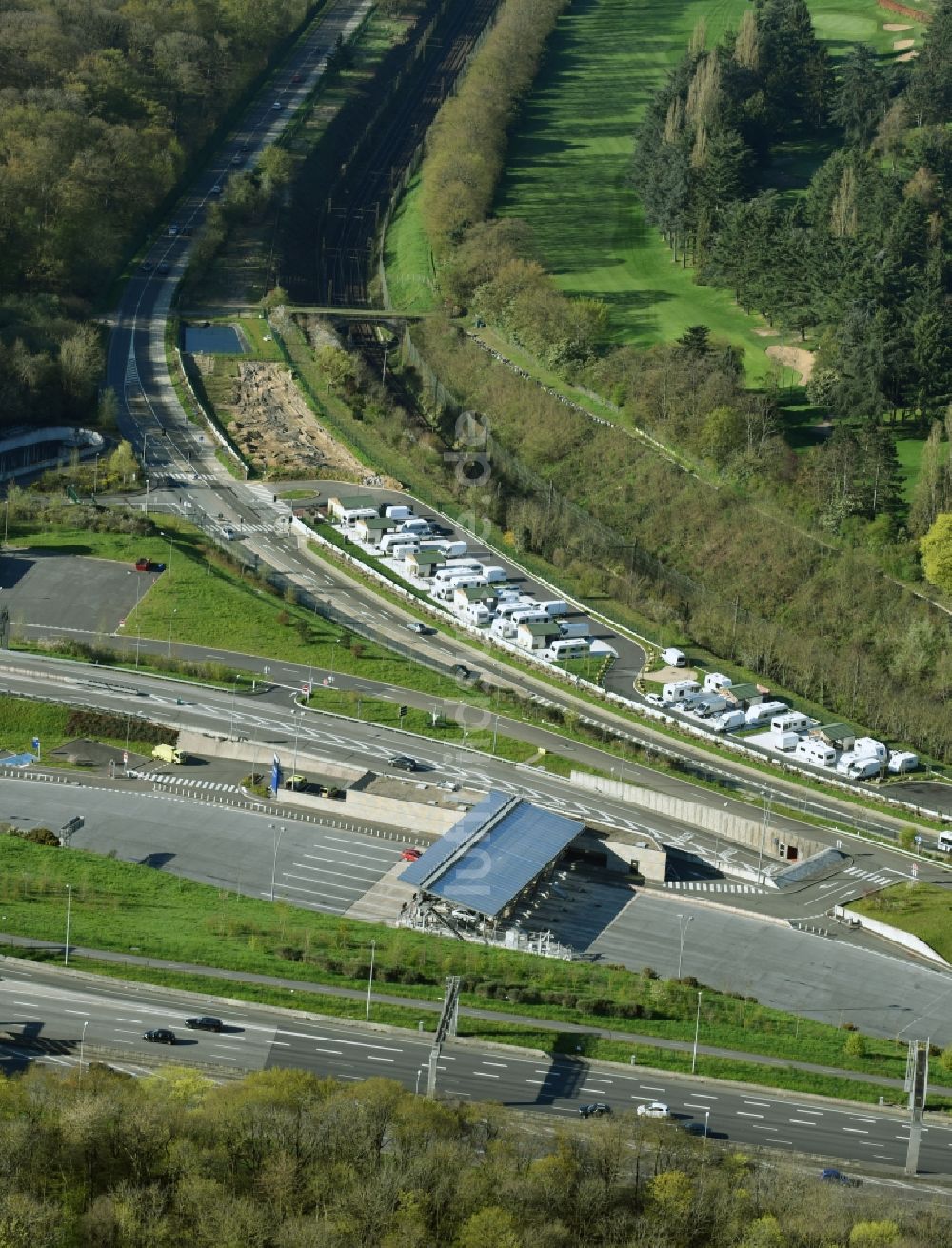 Versailles von oben - Autobahn- Mautstation und Zahlpunkt der ATunnel Duplex A86 - Echangeur Velizy in Versailles in Ile-de-France, Frankreich